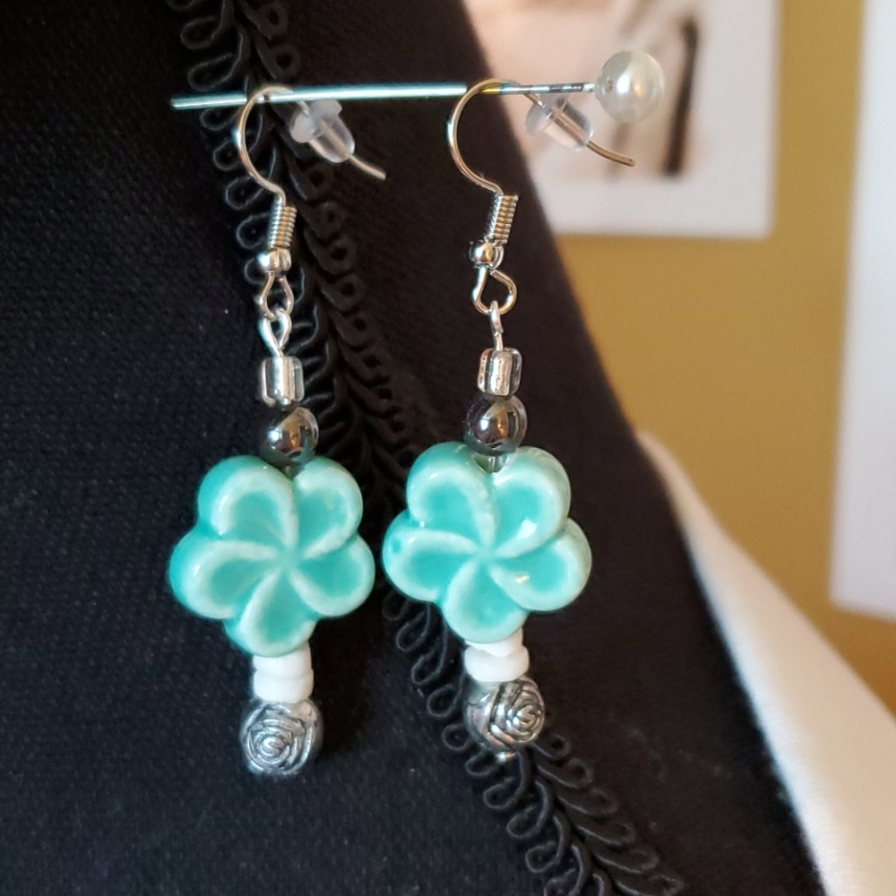 🌻$8 when buy 3! Hematite flower earrings